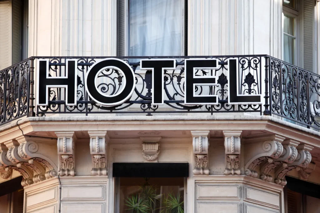 Cómo diferenciarse en el sector hotelero con una identidad hotelera de marca coherente