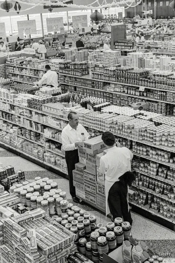 Pasillo de supermercado en blanco y negro, branding para el sector alimentación