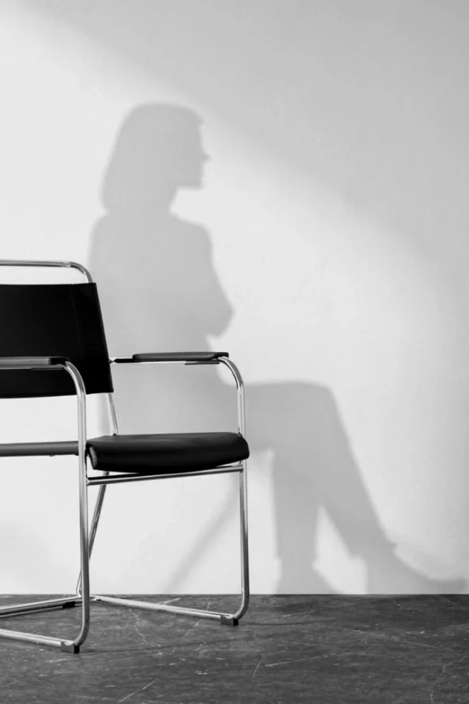 Silueta junto a una silla en blanco y negro, consultoría de marca
