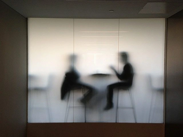 Dos personas reunidas, consultoría de marca y estrategia