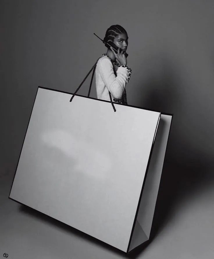 Persona con una gran bolsa de compra, creación de marca para empresas