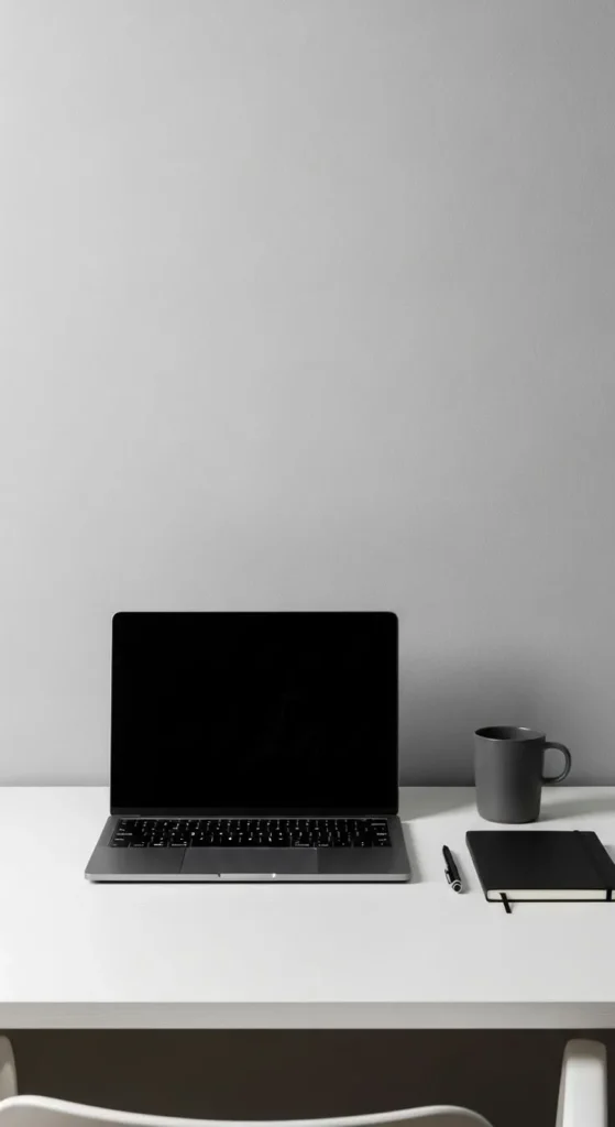 Portátil sobre un escritorio blanco, diseño web corporativo