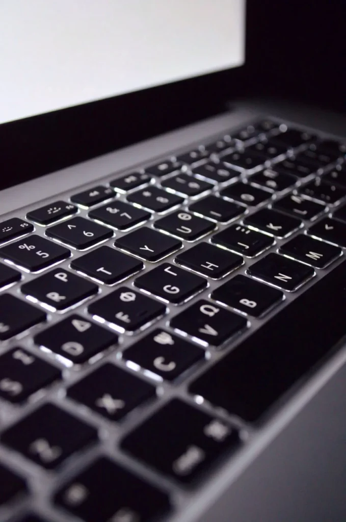 Detalle de teclado de portátil, diseño y desarrollo web