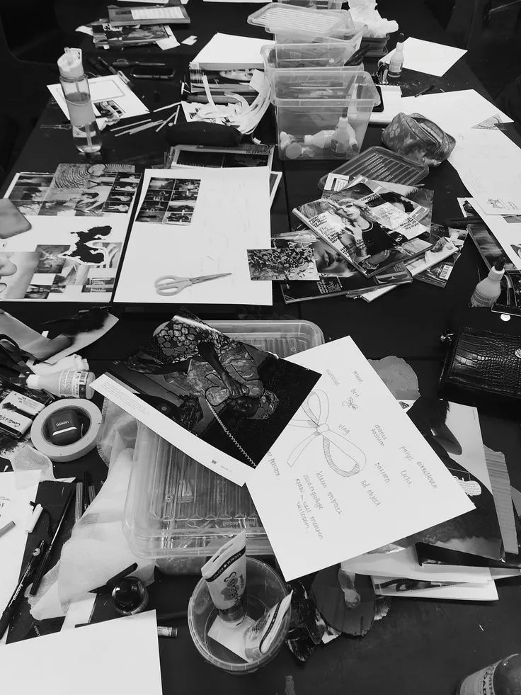 Mesa con fotografías, papeles y materiales de trabajo, gestión de marca