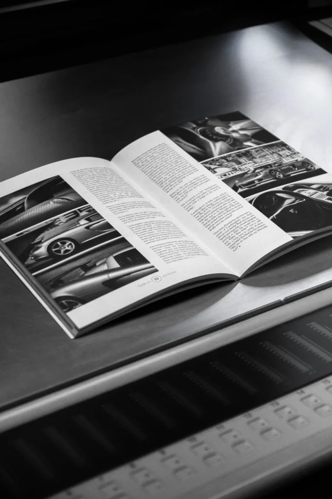 Revista abierta sobre una mesa, coherencia y gestión de marca
