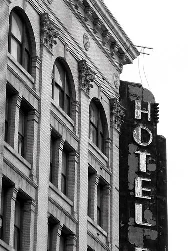 Fachada con rótulo de hotel, branding para turismo y hospitalidad