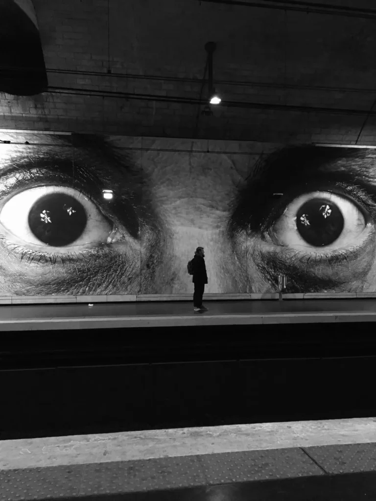 Gran valla publicitaria con unos ojos, publicidad en medios
