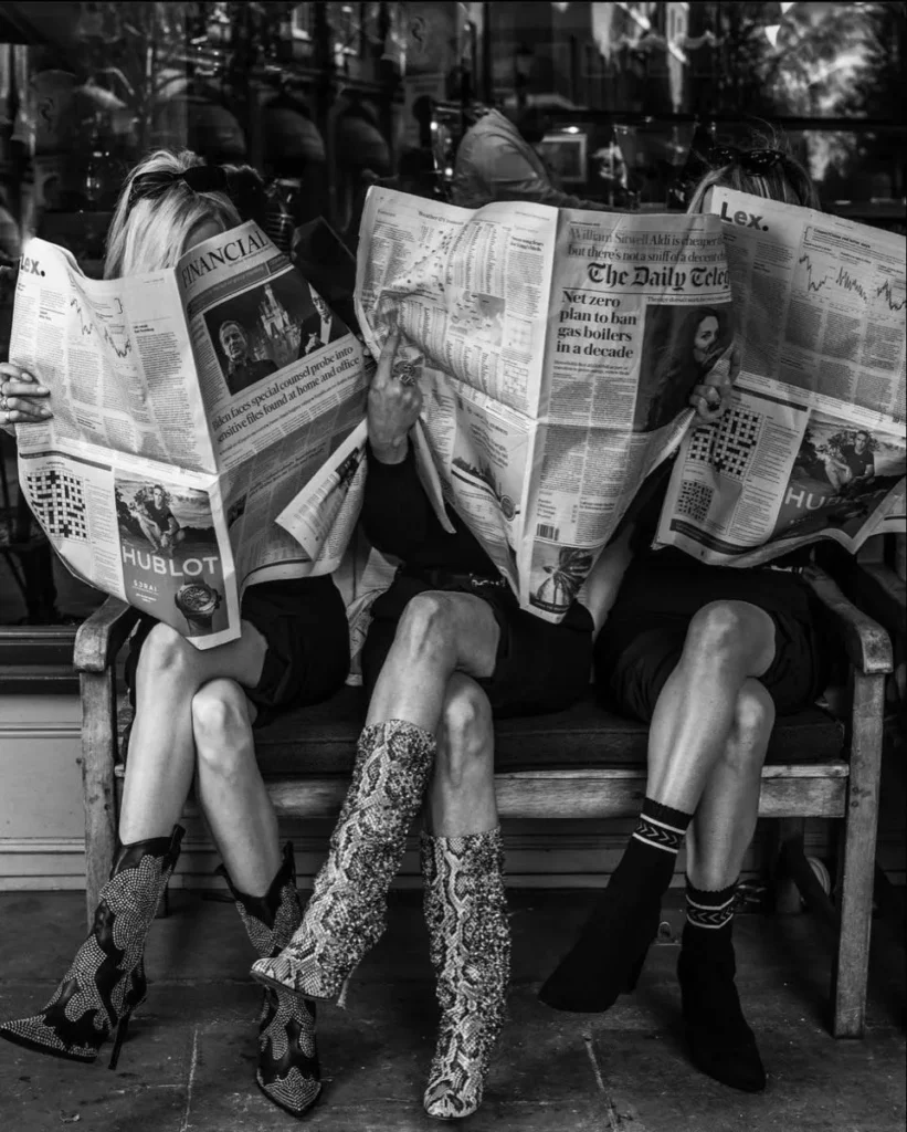Personas leyendo periódicos, planificación de medios