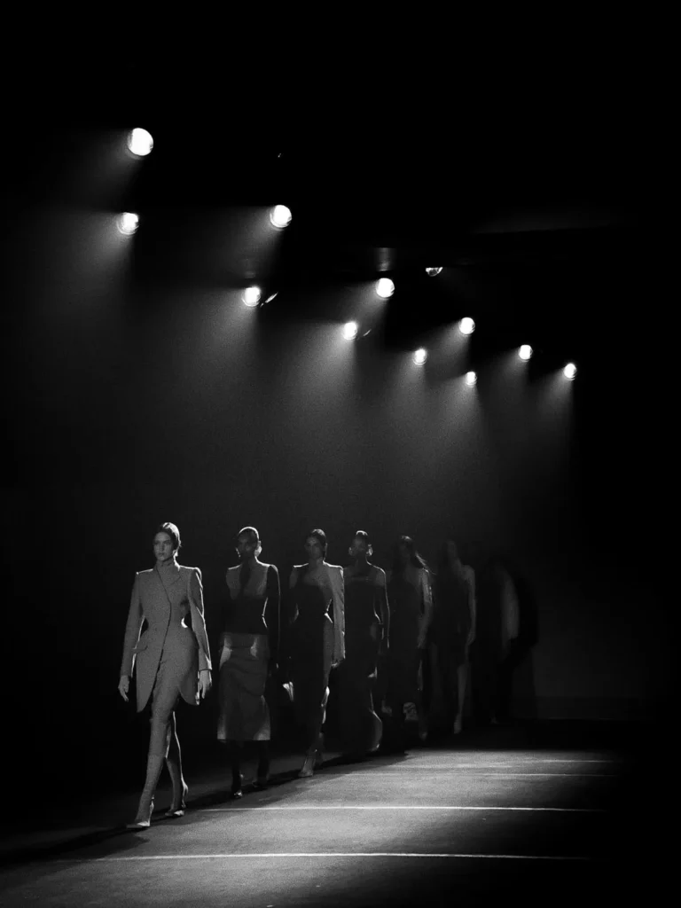 Desfile de moda en blanco y negro, patrocinios de marca