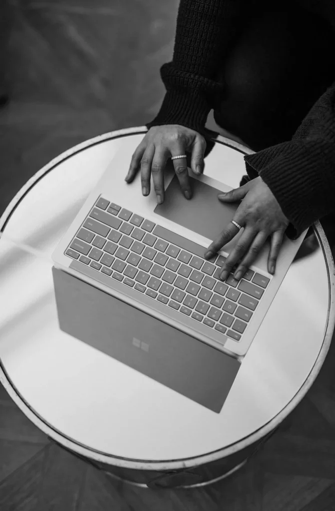 Manos trabajando en un portátil, profesional de agencia integrado en tu equipo
