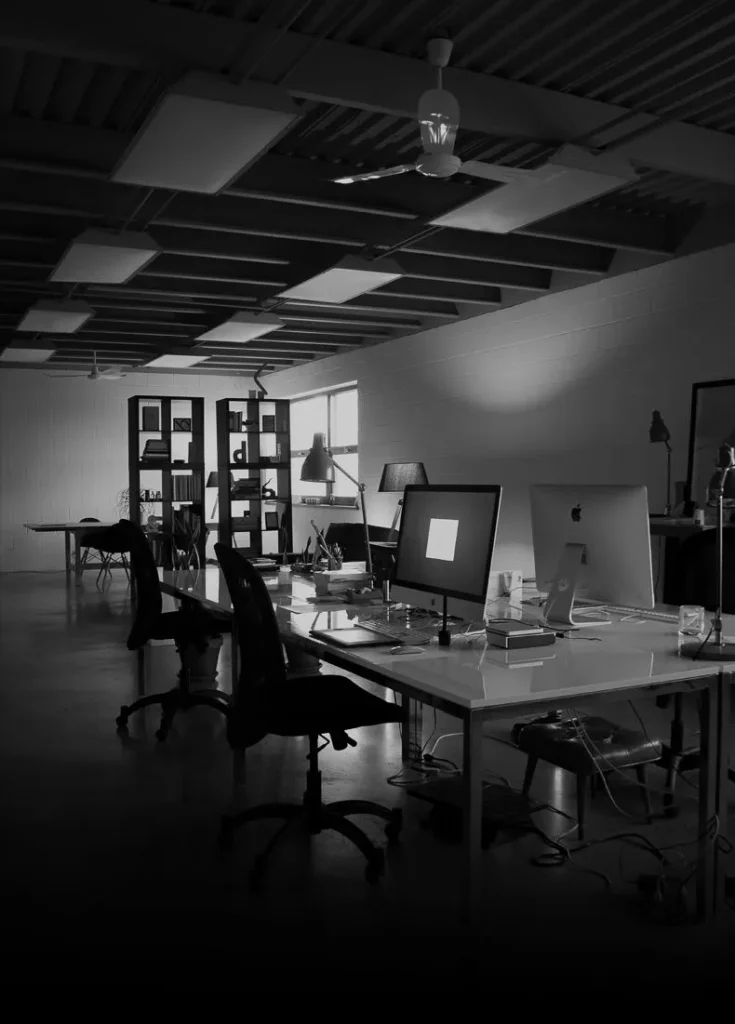 Oficina con puestos de trabajo, perfiles implant de marca y comunicación