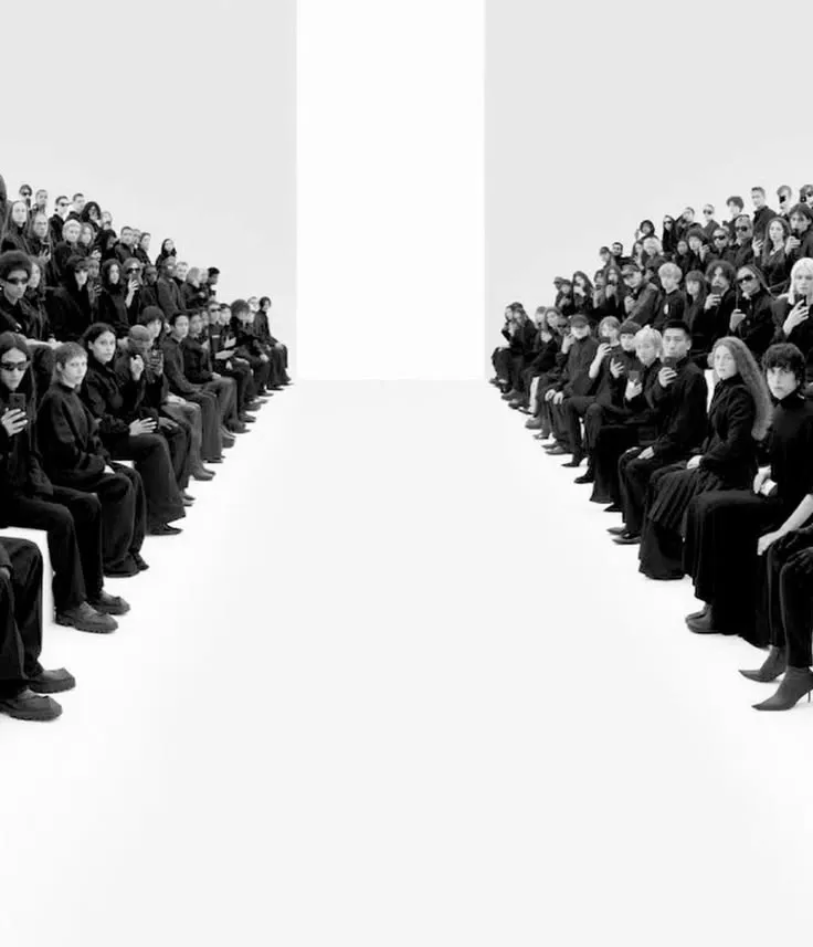 Público a ambos lados de una pasarela, influencia y relaciones públicas