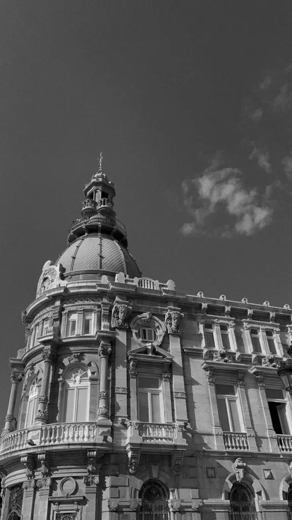 Edificio institucional con cúpula, branding para el sector público