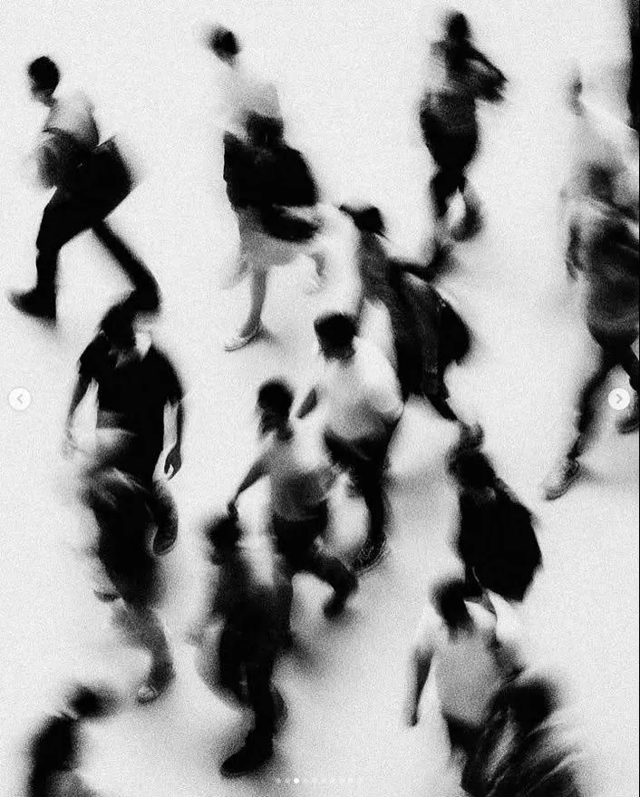 Multitud caminando en blanco y negro, branding para el sector público