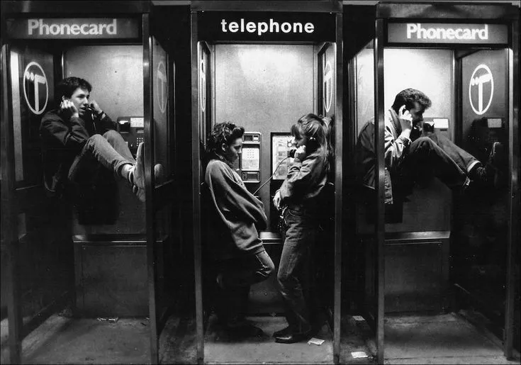 Cabinas telefónicas en blanco y negro, branding para telecomunicaciones